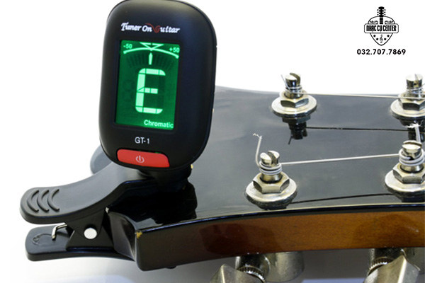 Dùng Tuner là cách chỉnh dây đàn guitar cực đơn giản