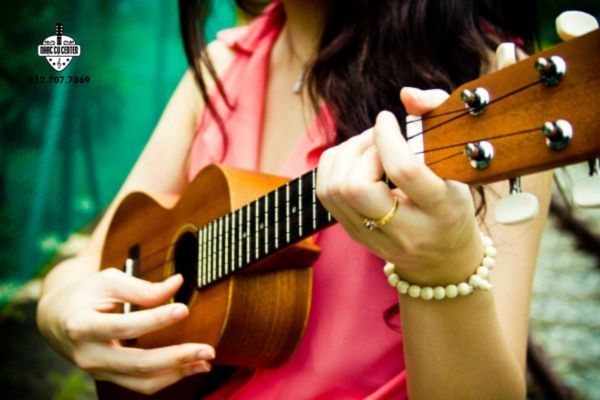 Ukulele là loại đàn phù hợp nhất cho bạn nữ tay bé