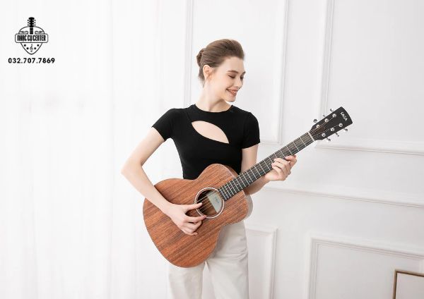 Đàn Guitar mini là lựa chọn không tồi cho các bạn nữ