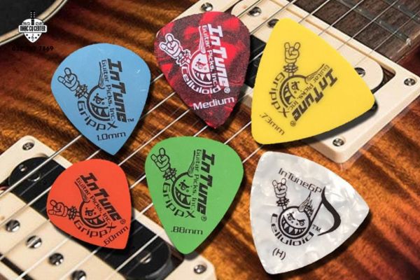 Picks - phím gãy đàn là một phụ kiện không thể thiếu khi chơi Guitar điện