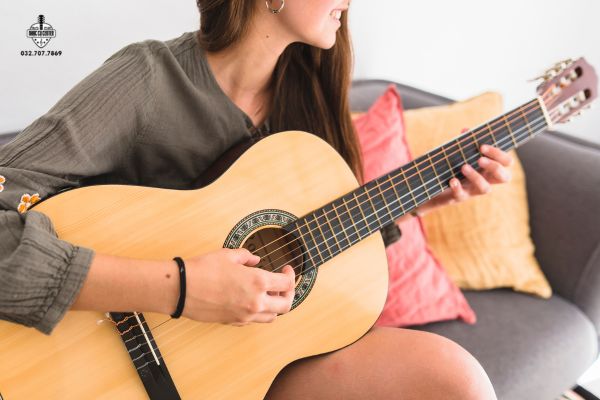Cách thay dây đàn Guitar Classic thumbnail