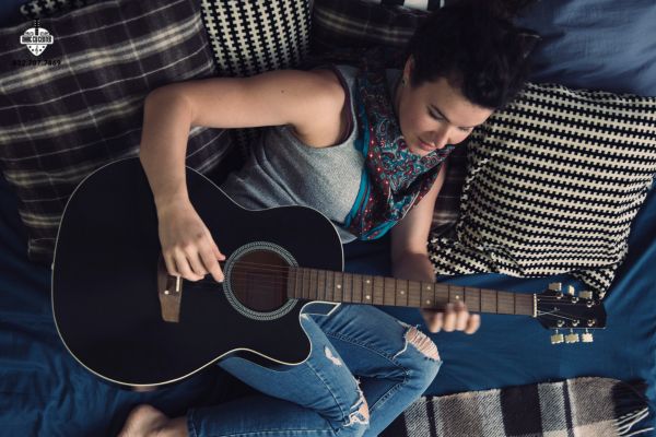 Phân biệt cơ bản giữa guitar acoustic và guitar classic