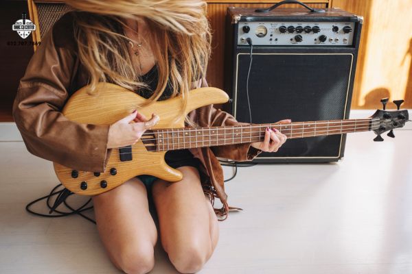 Các bước thực hiện cách lên dây đàn Guitar Bass