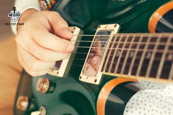 Cách thay dây đàn Guitar điện chuẩn, nhanh và dễ làm 3 Các bước thực hiện thay dây đàn Guitar điện