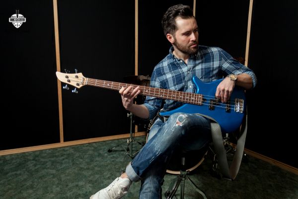 Cách lên dây đàn Guitar Bass thumbnail