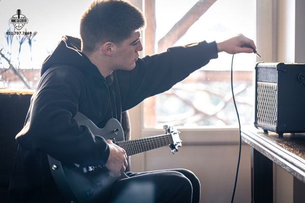 Học đàn Guitar điện bắt đầu từ đâu?