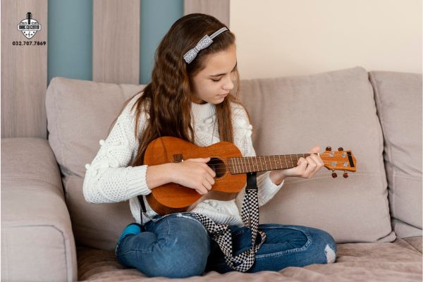 Cách học đàn Ukulele tại nhà thumbnail