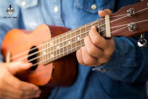 Cách đánh đàn Ukulele bài Một Nhà cho người mới học 2 điệu quạt (strumming) phù hợp với bài “Một Nhà” trên Ukulele