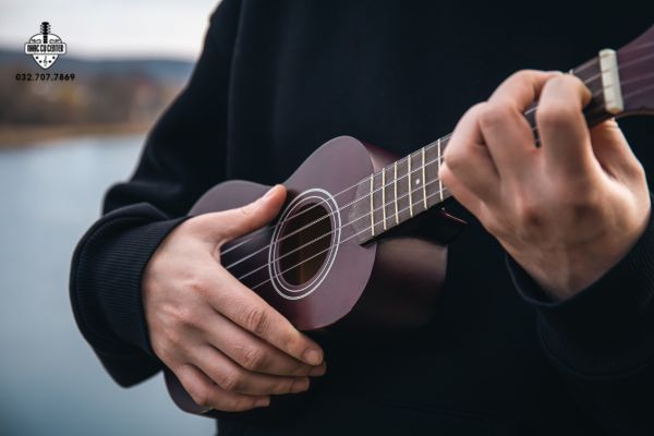 Cách đánh đàn Ukulele bài Một Nhà cho người mới học 3 Mẹo để đánh đàn Ukulele bài “Một Nhà” hiệu quả