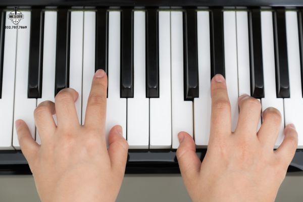 phím đàn piano điện bị cứng
